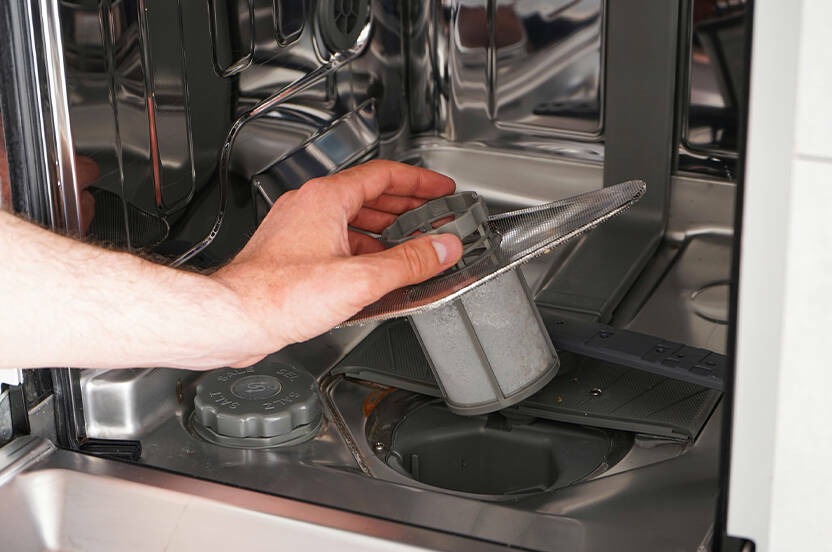 استفاده نامنظم از ماشین ظرفشویی سبب تجمع رسوبات و آسیب رسیدن به دستگاه میشود.