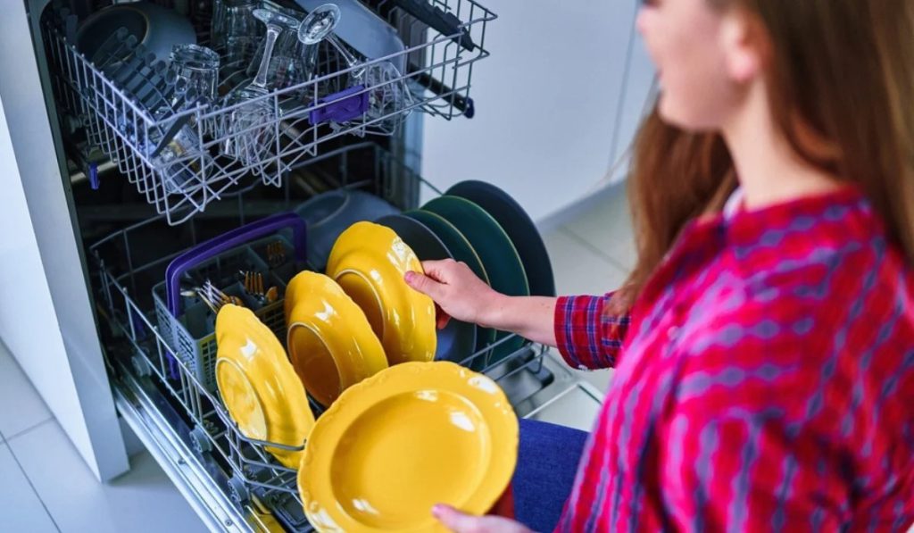 استفاده نامنظم ماشین ظرفشویی میتواند باعث خرابی و از کار افتادن کامل دستگاه شود.