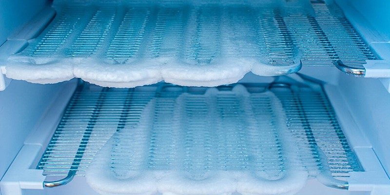 بالا بودن دمای فریزر از علل شایع دیفراست نکردن یخچال است.
