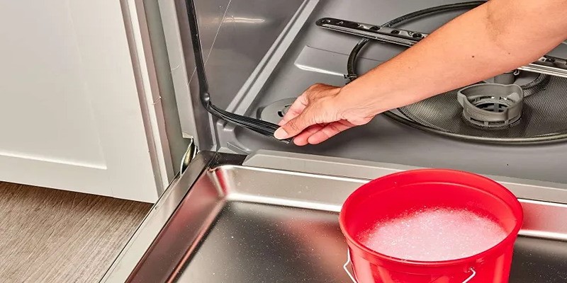  یکی از راه های رفع مشکل نشت آب در ماشین ظرفشویی تعویض بازوی آبپاش ماشین ظرفشویی است.