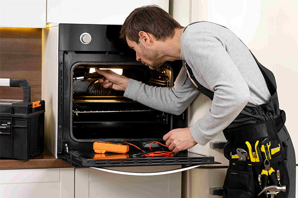 روشن نشدن شعله فر یکی از دلایل تعمیر فر توکار نف است.