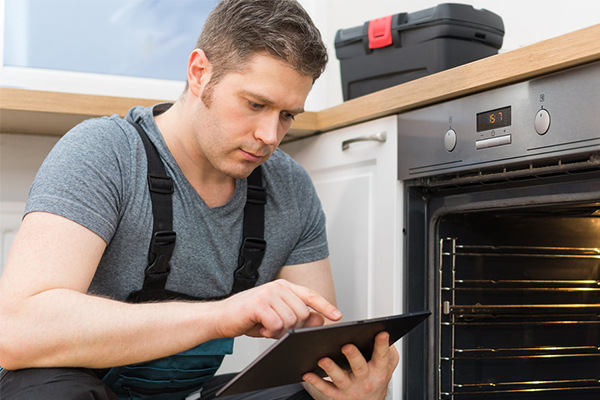 نرسیدن دمای فر به میزان مشخص، یکی از دلایل تعمیر فر توکار نف است.