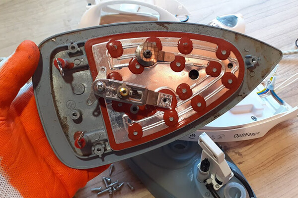 تعمیر اتو بخار دلونگی، توسط بهترین تعمیرکاران نمایندگی دلونگی در تهران انجام میشود.