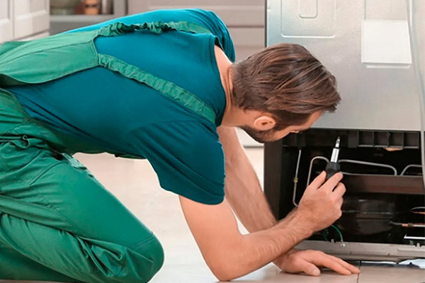 یکی از علائم سوختن موتور یخچال، سر و صدای زیاد موتور است.