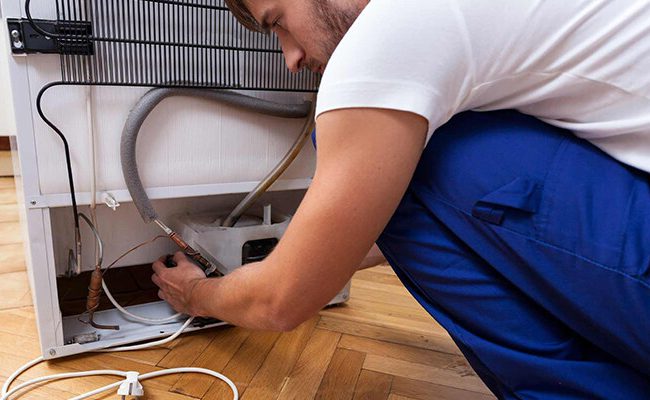 یکی از علائم سوختن موتور یخچال، پریدن فیوز با استارت زدن یخچال است.
