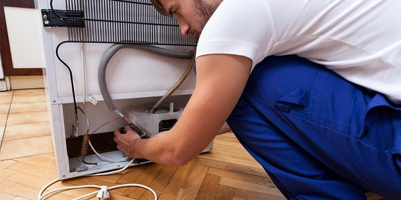 یکی از علائم سوختن موتور یخچال، پریدن فیوز با استارت زدن یخچال است.